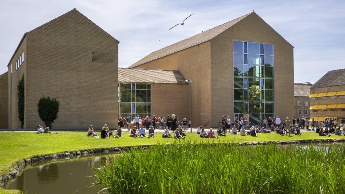 The Lakeside Lecture Theatres seen from the entrance by the lake